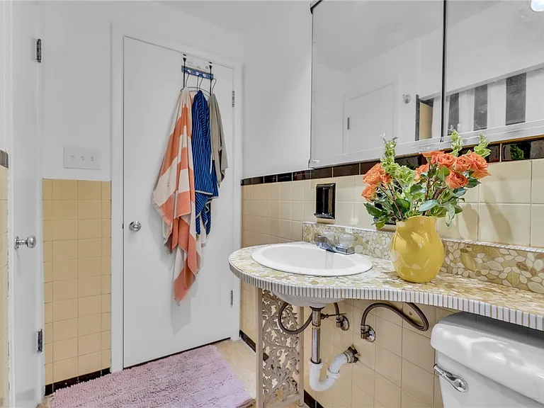 114 Burbank Dr — Photo 35