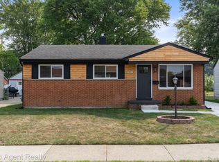 28012 Gladstone St, Saint Clair Shores, MI 48081