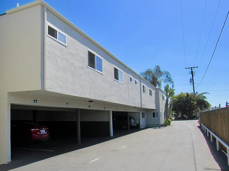 454 N Fig St — Photo 5