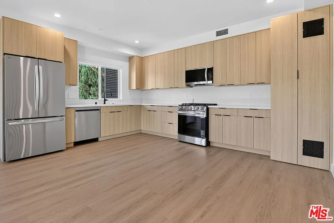 3 bed, 3.5 bath, 1516 sqft, $4,308 — Photo 3