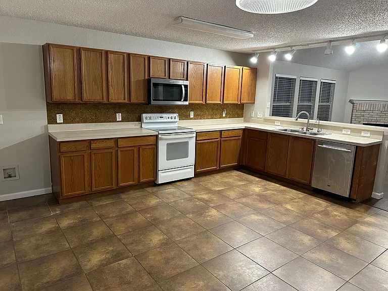 9328 Goldenview Dr — Photo 5