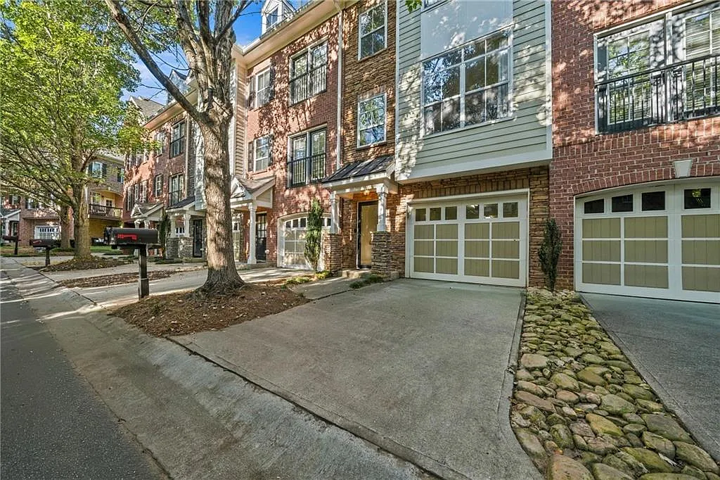 3 bed, 2.5 bath, 1726 sqft, $3,300 — Photo 2