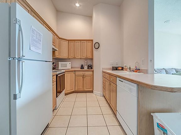 3rd image of 1541 N Riverside Ave