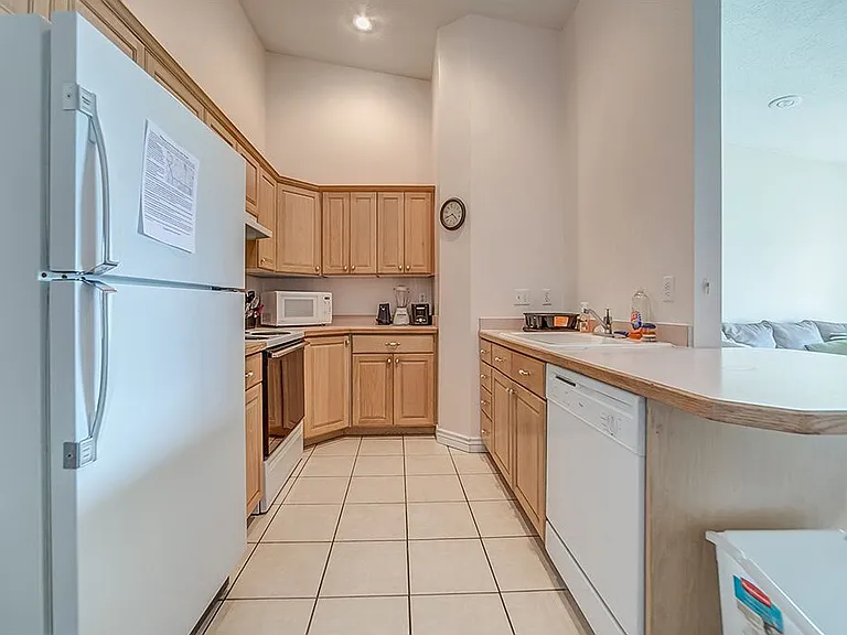 1541 N Riverside Ave — Photo 3