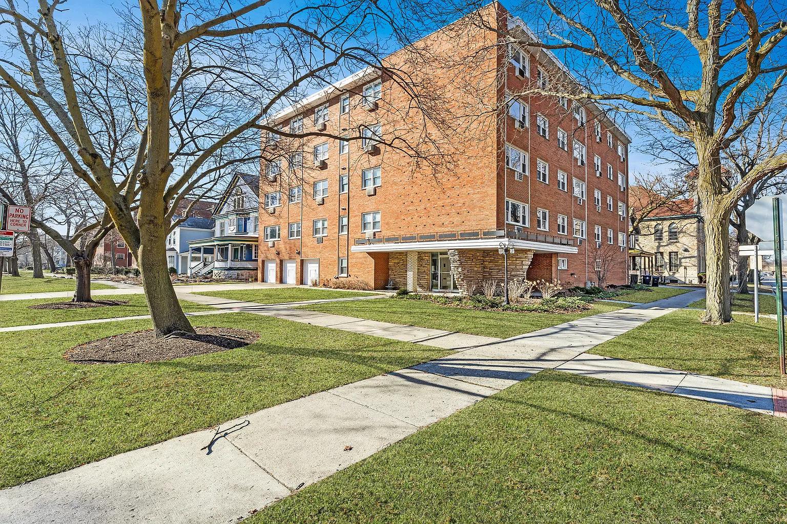 500 Lake St APT 301 photo 1