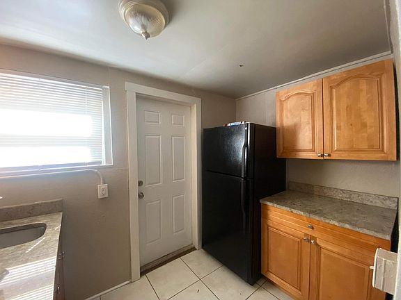 3rd image of 945 Crescent Lake Dr