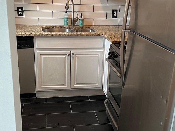 2nd image of 2816 Jasmine St