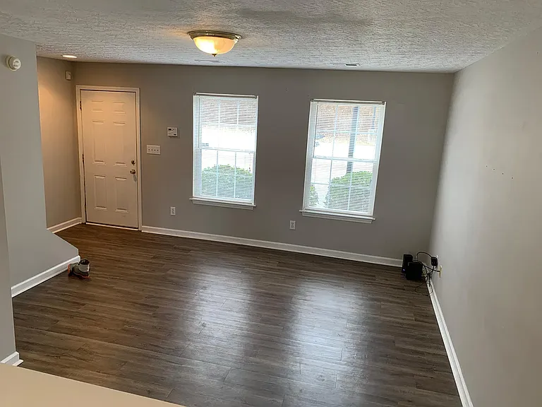 457 Dabney Dr — Photo 2