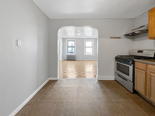3rd image of 152 Graham Ave APT 3