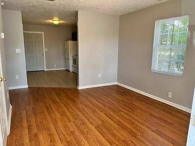 2 bed, 1.0 bath, 700 sqft, $895 — Photo 2