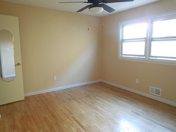 5th image of 40 Willowbrook Ct