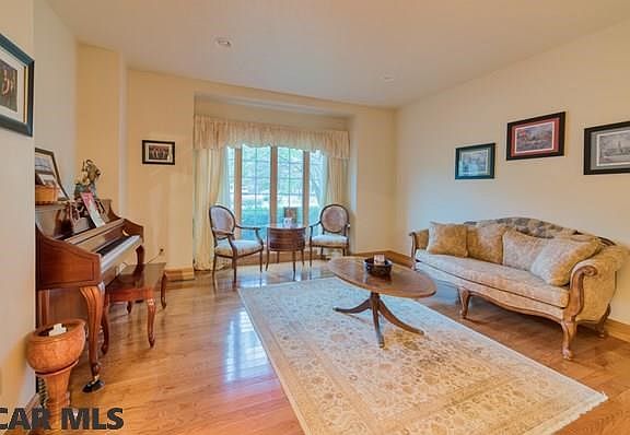 5th image of 220 Oakwood Dr