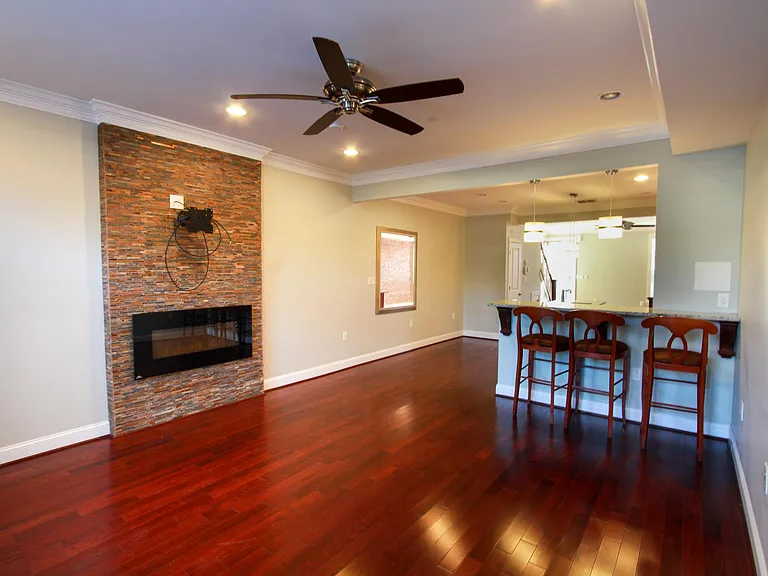 924 6th St NE — Photo 3
