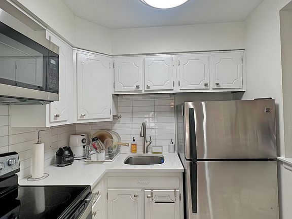 4th image of 539 W Stratford Pl APT 303