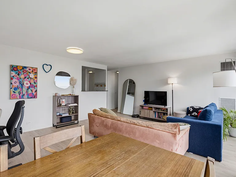 4343 N Clarendon Ave #1812 — Photo 2
