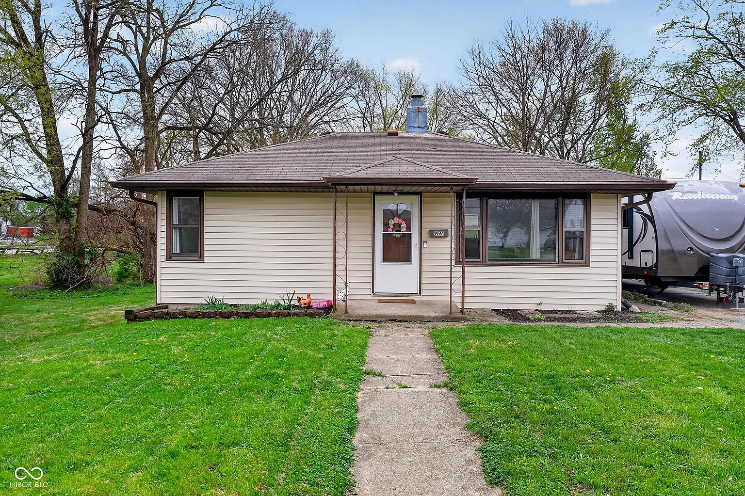 1961 Maple Ave photo 1