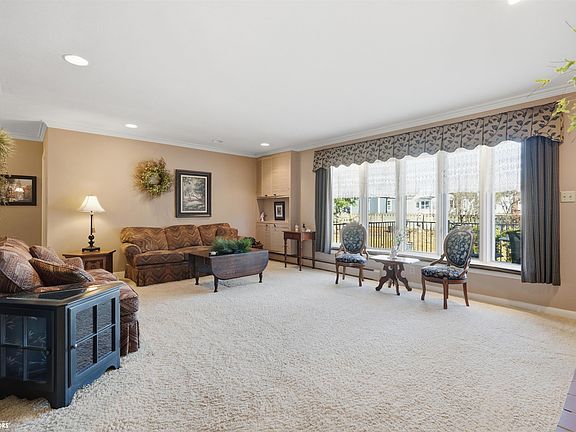 5th image of 803 E Pine Ct