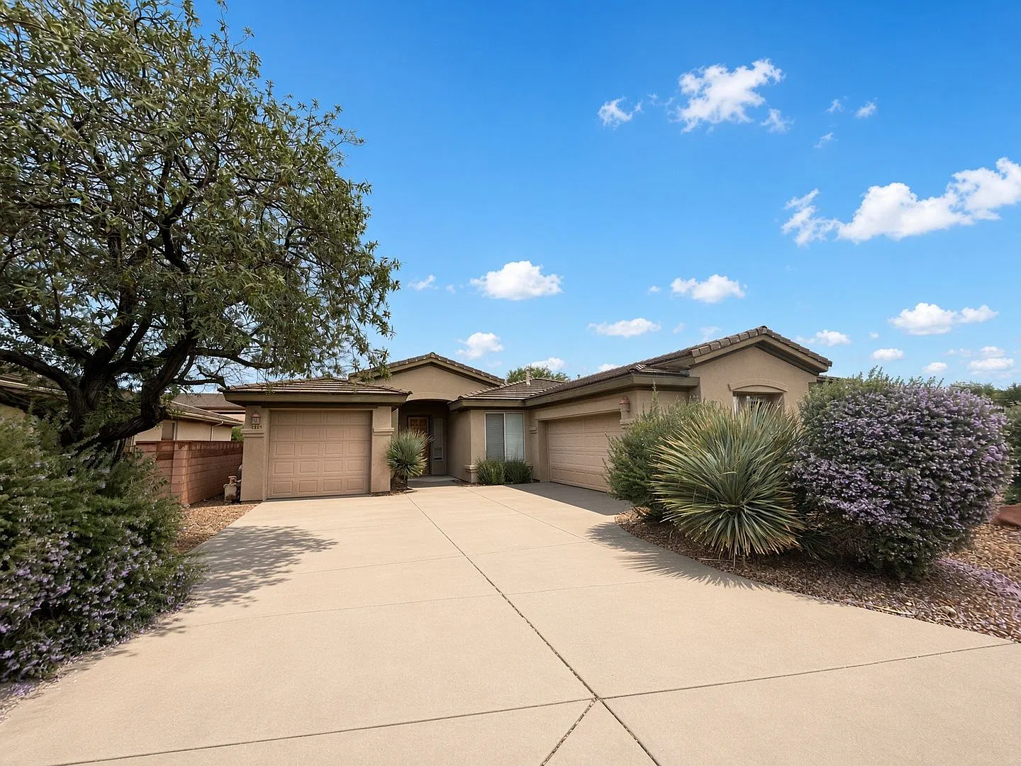 4 bedroom pool home in Coral Canyon! — Photo 1