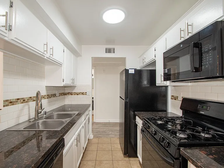 11035 Otsego St — Photo 6