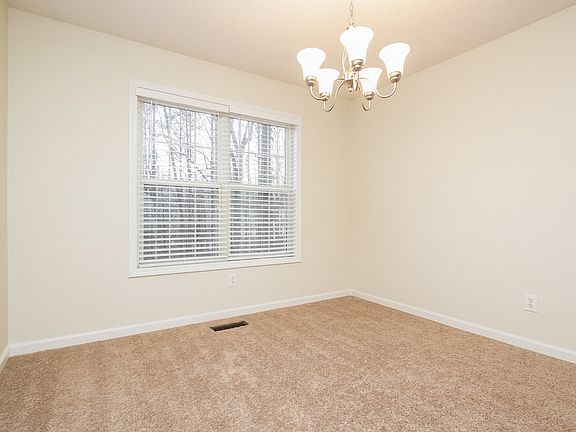 4th image of 19 Eagle Point Ct
