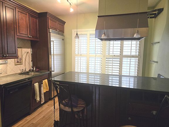 5th image of 548 W Brompton Ave APT 1E