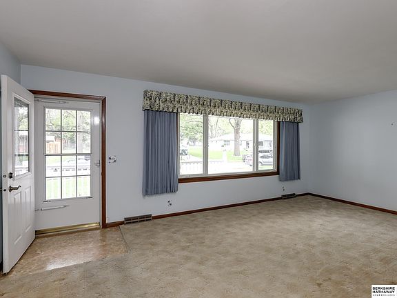 3rd image of 124 Meadow Dr