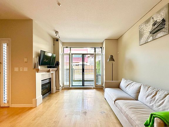 3rd image of 2688 Vine St