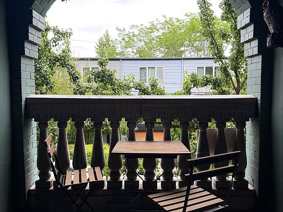 4th image of 1052 E Thomas St APT 9