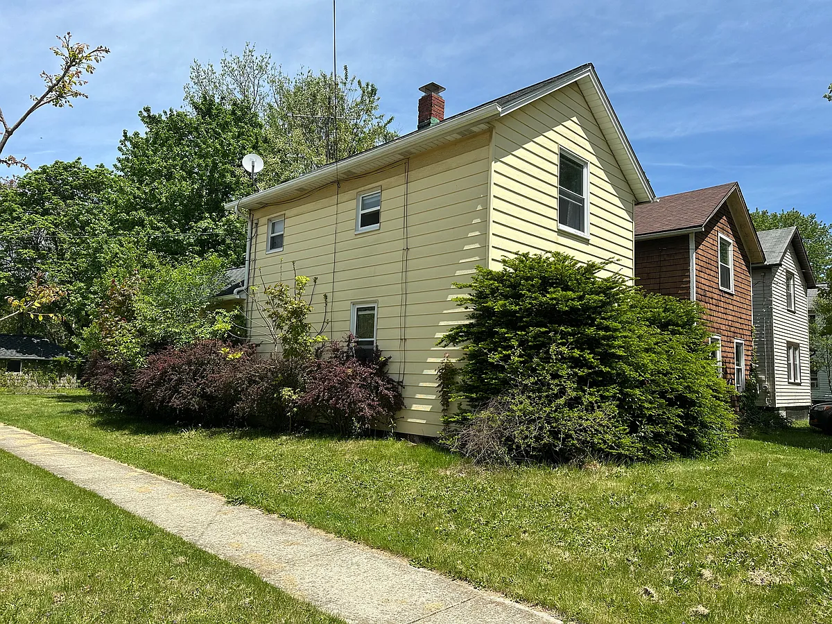 Building Photo - 353 Harris St