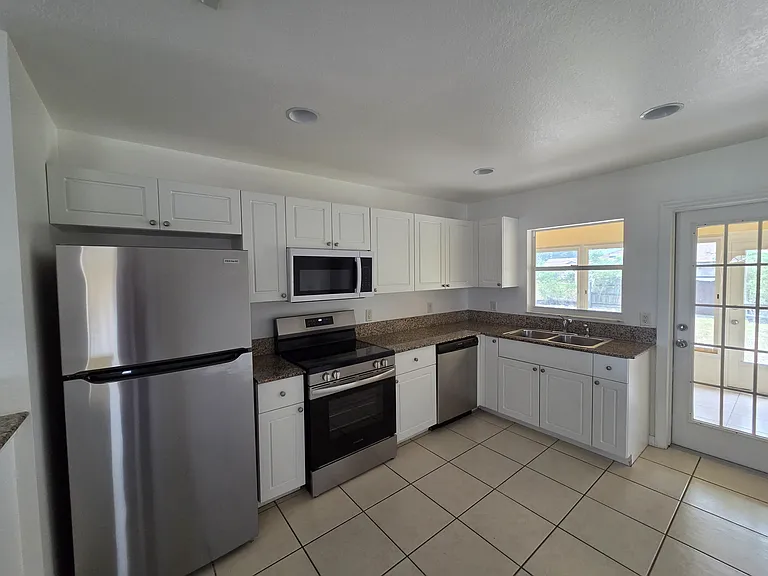 10483 Pendleton Ave — Photo 7