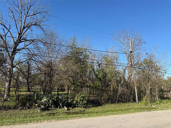 2nd image of 2527 Lone Oak Rd