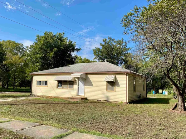 1104 Olive St, Winfield, KS 67156