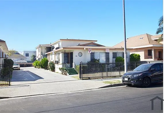 2 bed, 879 sqft, $3,052 — Photo 1