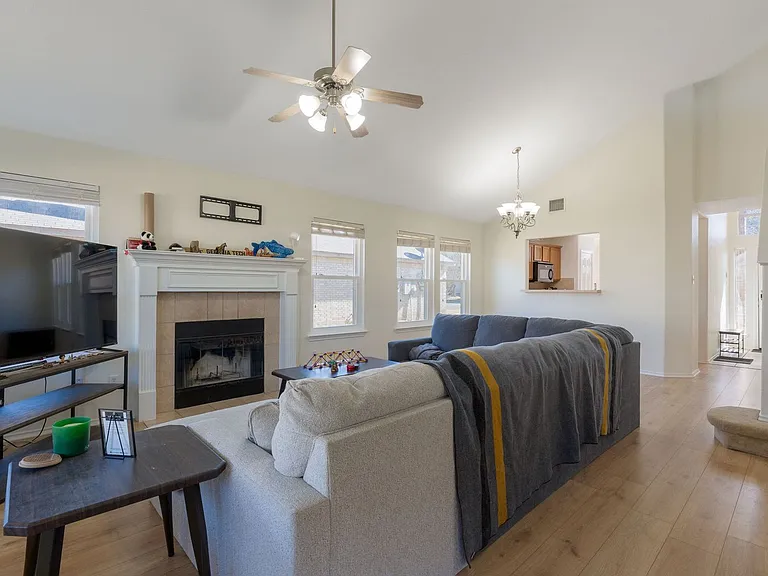 4407 Golden Gate Dr — Photo 3
