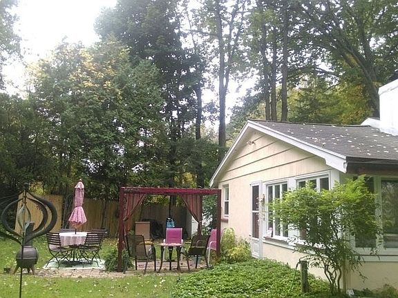 Side yard w pergola 