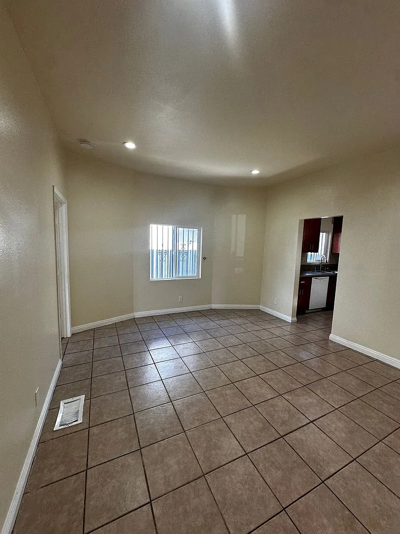 Welcome to 750 E 40th Pl — Photo 2
