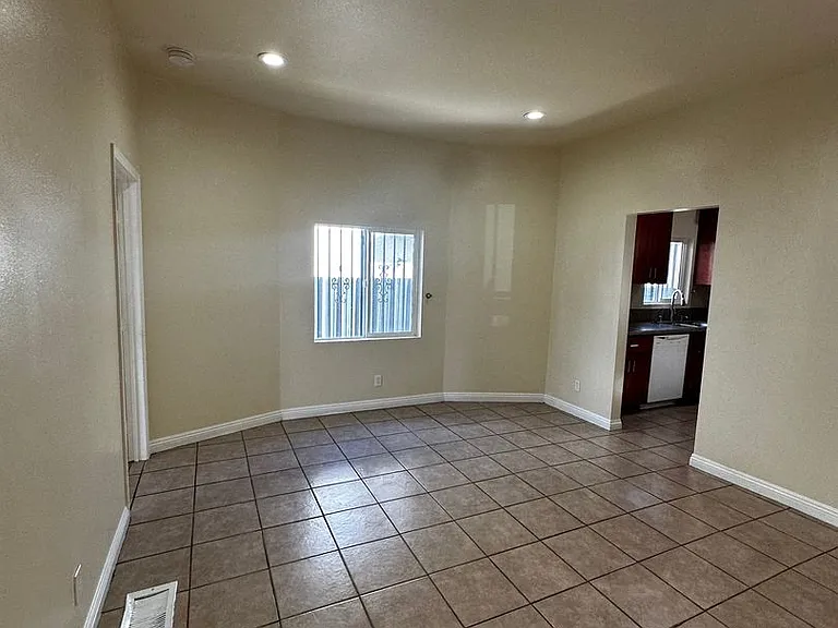 750 E 40th Pl — Photo 2