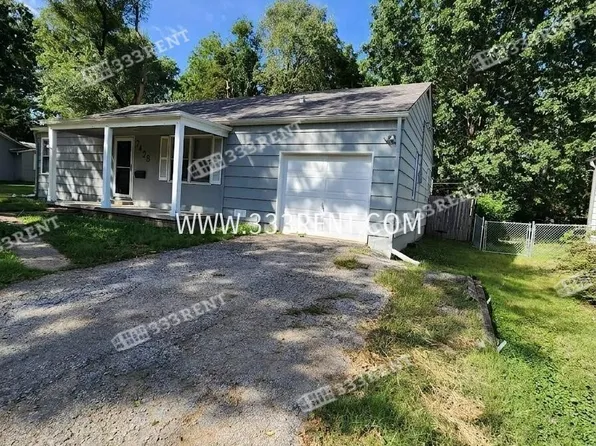 7428 Woodson St, Overland Park, KS 66204