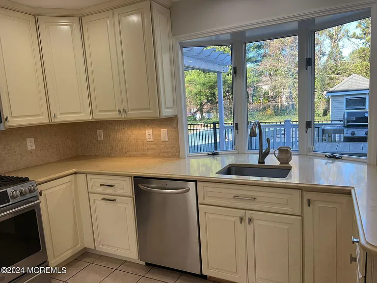1578 N Bay Ave — Photo 27