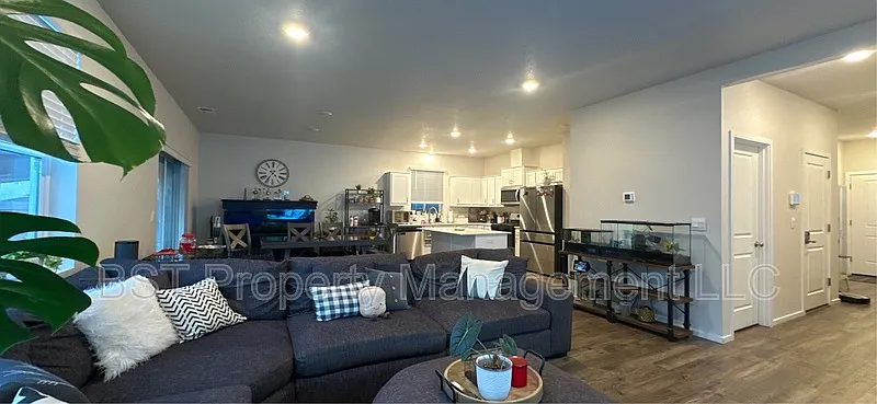 4 bed, 2.5 bath, 1864 sqft, $2,950 — Photo 4