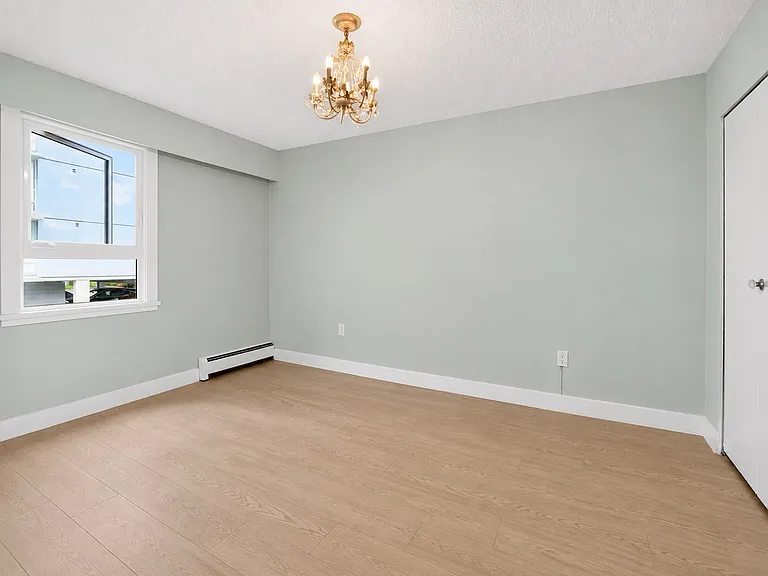 1340 Duchess Ave — Photo 4