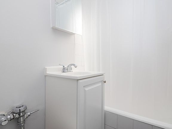 5th image of 5700 N Winthrop Ave #112