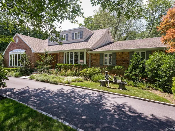 14 Pine Drive, Woodbury, NY 11797