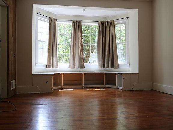 Living Room w/ Bay window