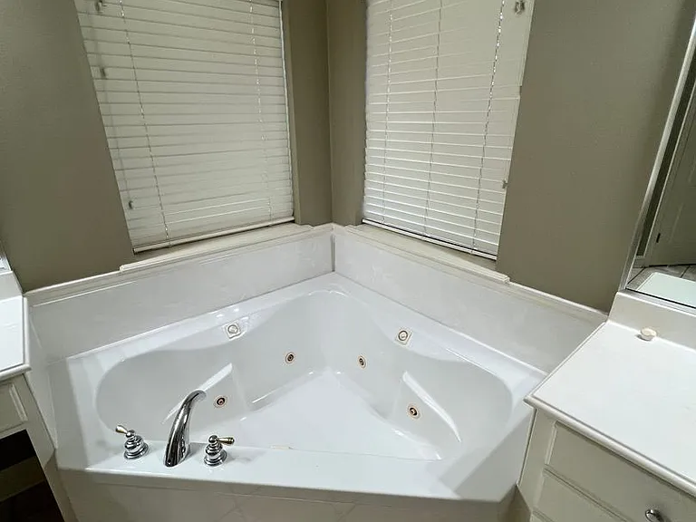 10513 Plum Creek Dr — Photo 8