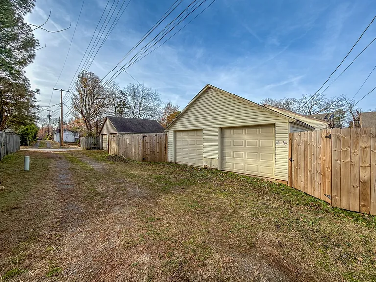 1009 S 25th St — Photo 14