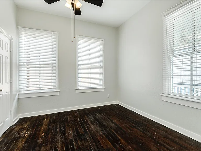 1407 Winnie St — Photo 21
