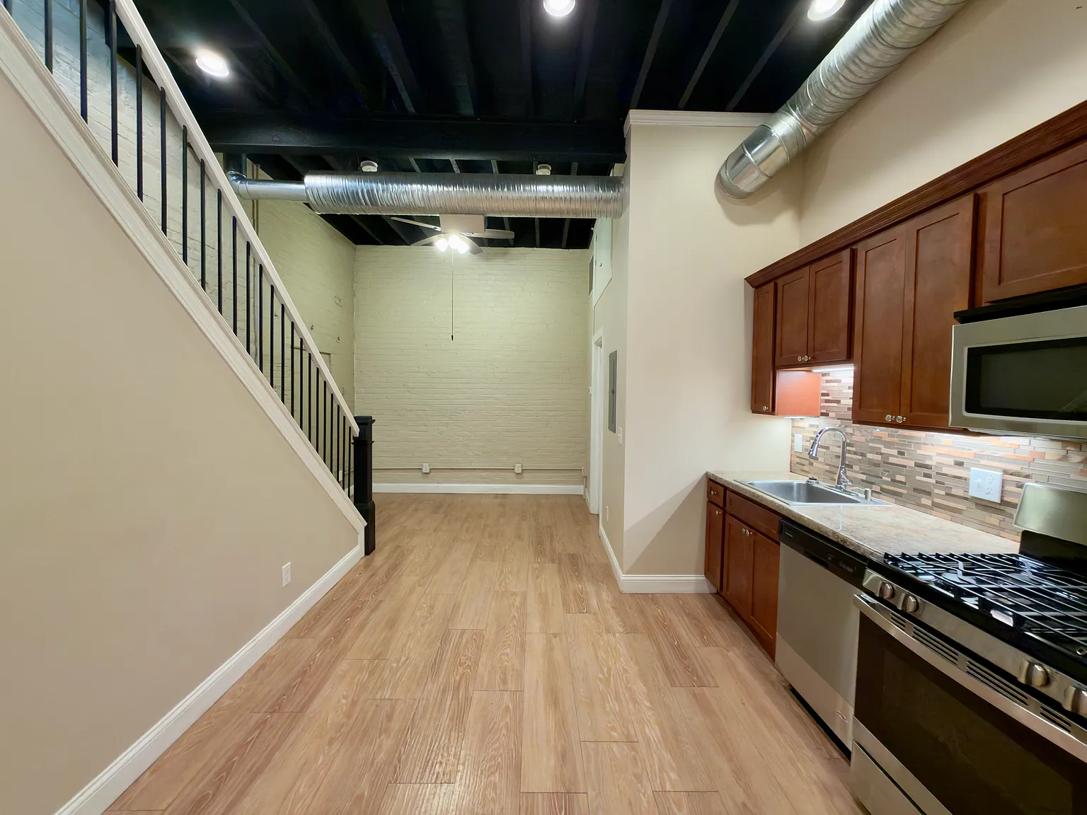 1 bed, 850 sqft, $1,350 — Photo 2
