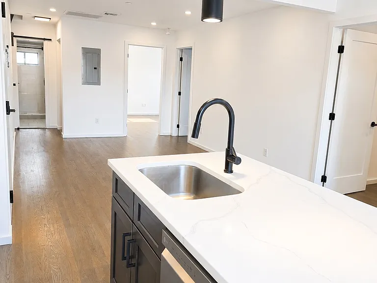 20-01 Steinway St #3 — Photo 3