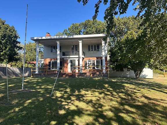 3rd image of 632 N Pershing St